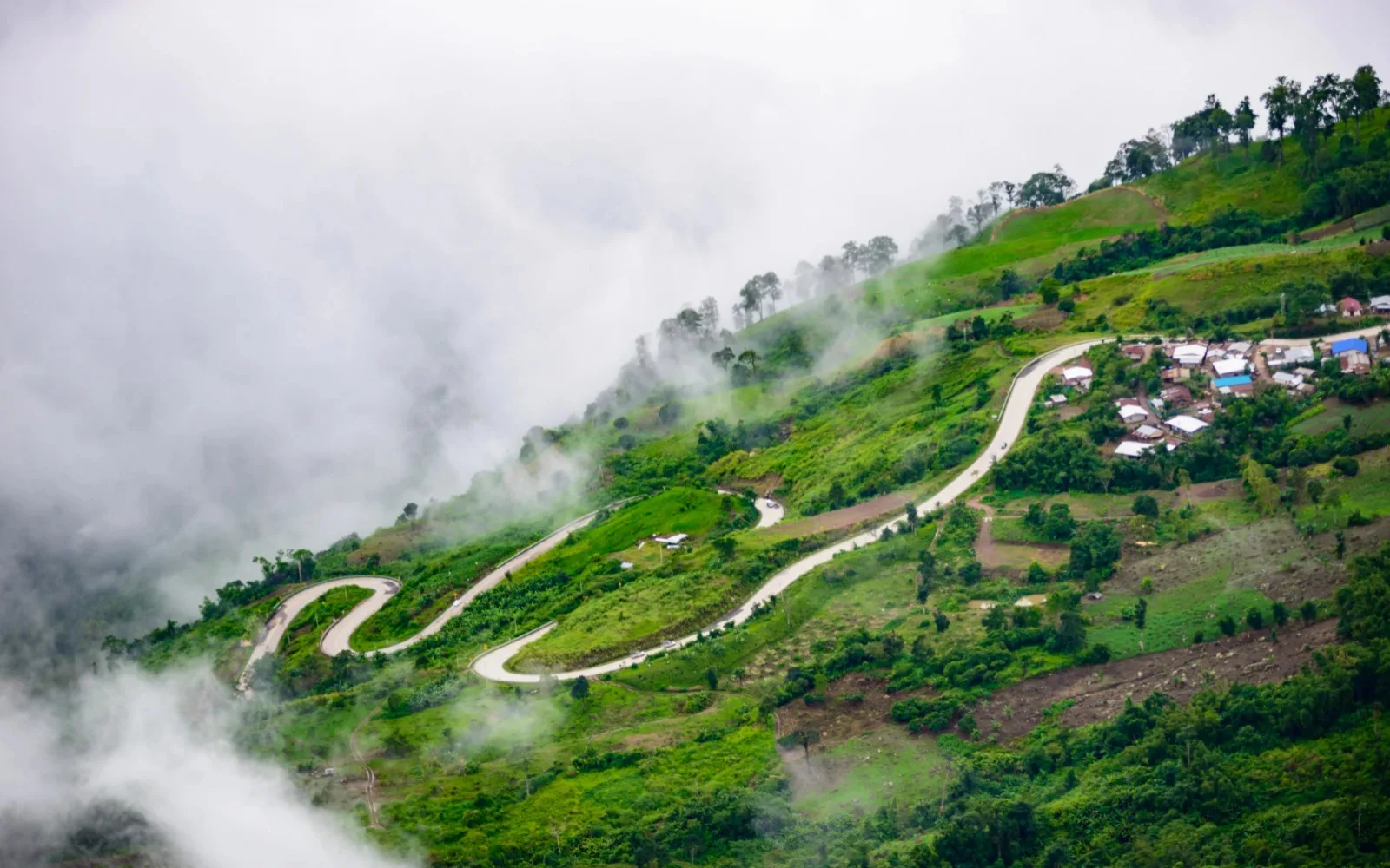 Bandarban's tourist spots reopen after 10 days shut down due to rain & landslides