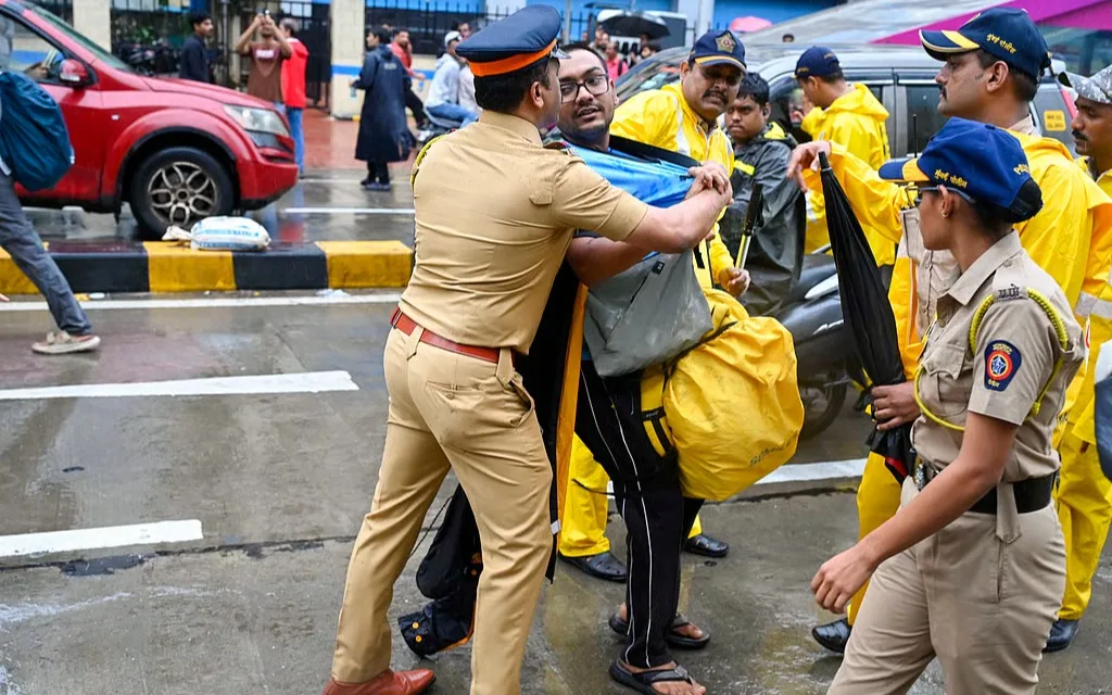 Mumbai police file FIRs against 400 as CJP protest crackdown enters fifth day