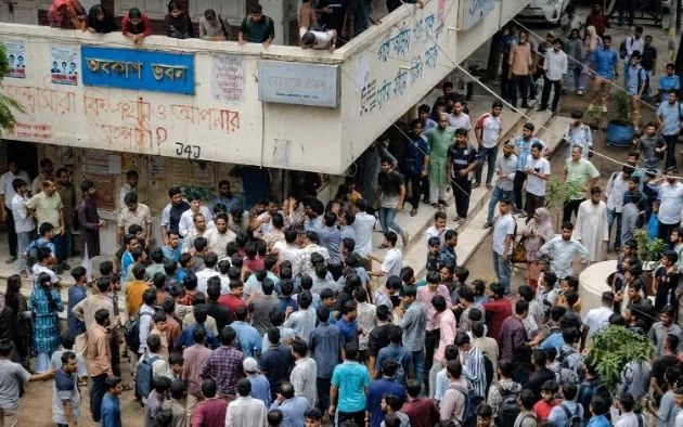 Violent Clashes Erupt at JnU as Chhatra Dal and Shibir Fight for Campus Dominance