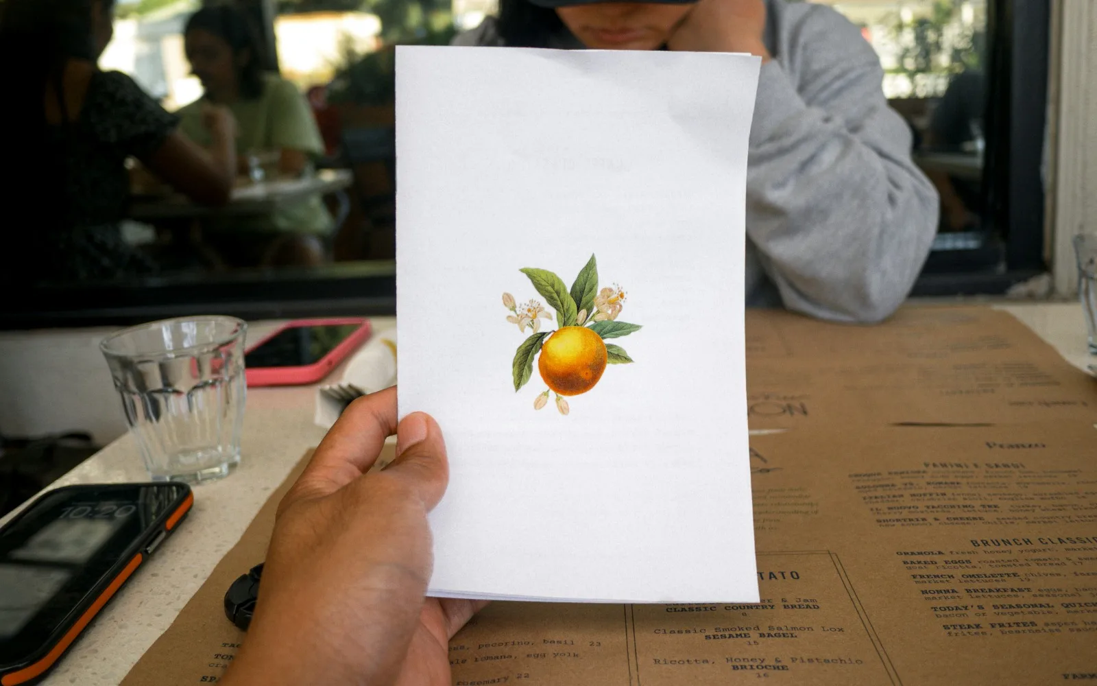 Orange blossom and citrus perfume evoke the flower, flesh and peel of an orange.