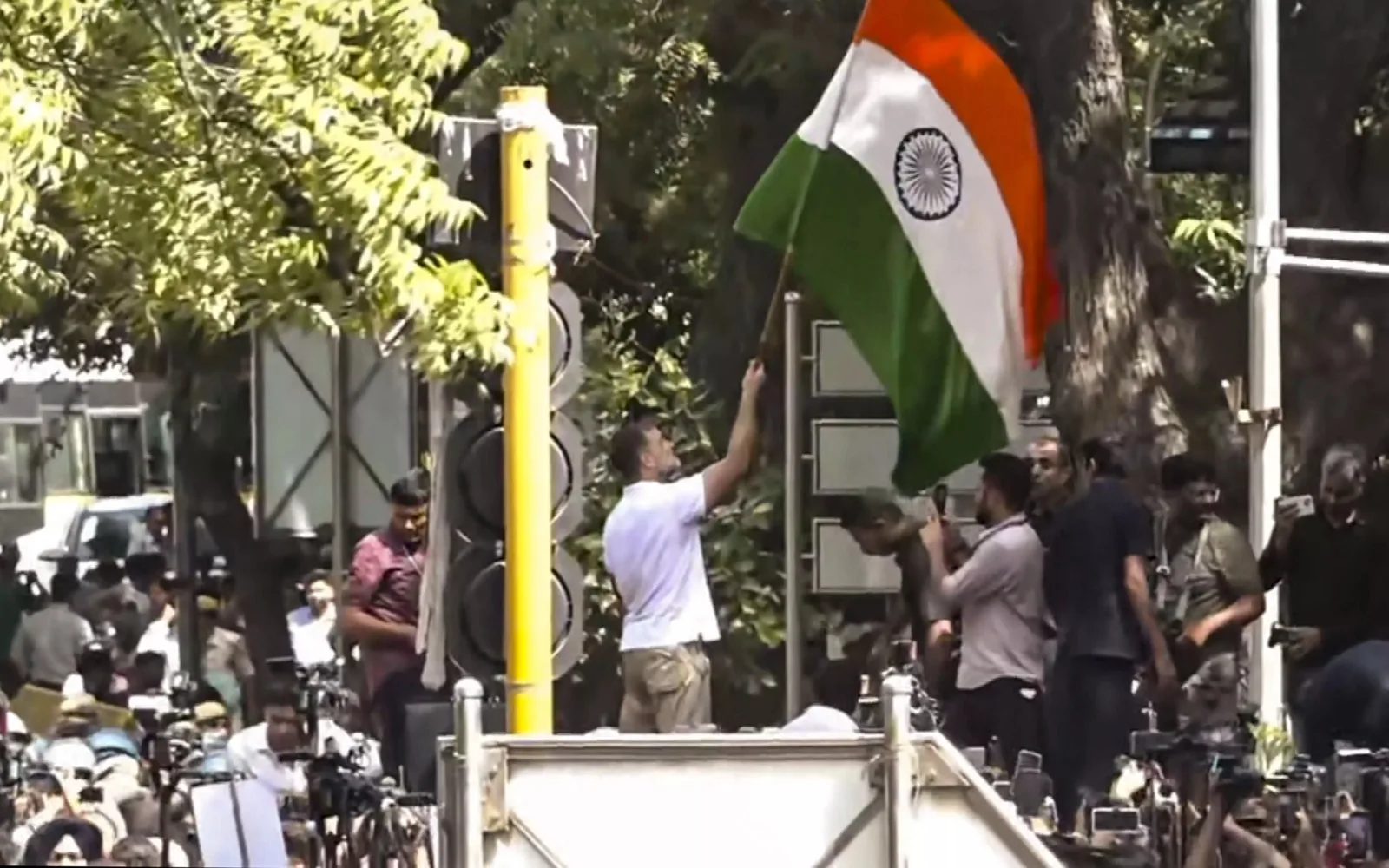 Rahul Gandhi Climbs Police Barricades Waving the National Flag in the India Bloc March Against the Election Commission